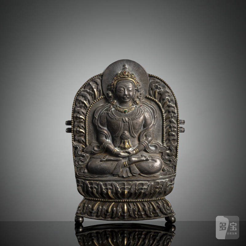 A PARCEL-GILT SILVER EMBOSSED METAL AMULET DEPICTING AMITAYUS